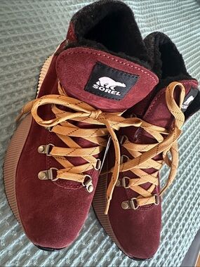 NWT Sorel waterproof Burgundy Suede Boots with Gold/Camel Laces